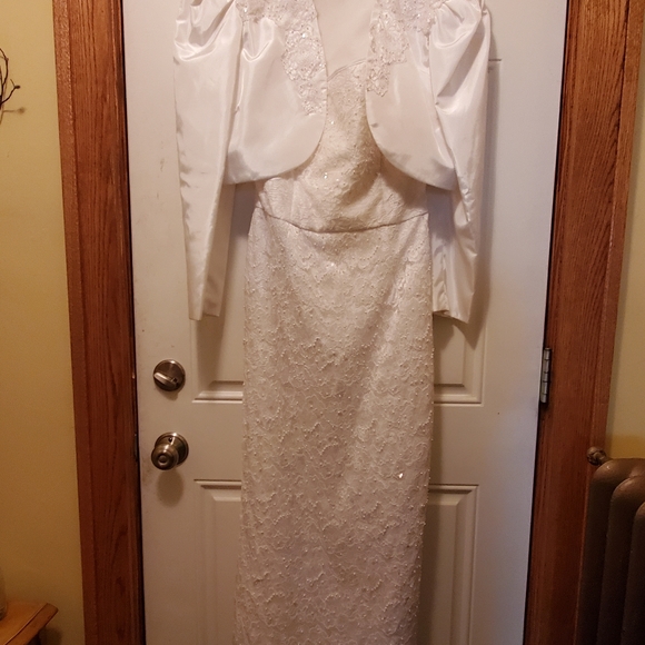 Lalique by Hildegarde Sausik Wedding Gown - Picture 5 of 11